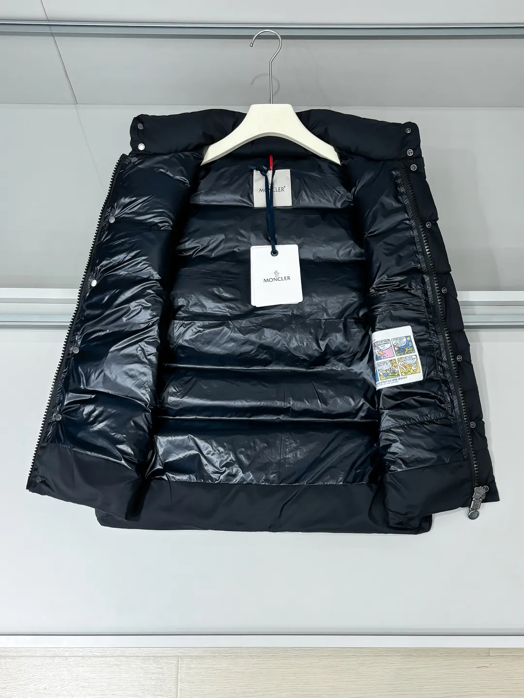 Tibb Moncler Classic ， 80 。 longue saison ， 。 。 ： longue saison Longue saison ， ， Same Style :Black 25001Size : 1-5 1 ： 46cm- 116cm- 65cm 2 ： 48cm- 118cm- 67cm 3 ： 50cm- 120cm- 69cm 4 : 52cm- 122cm- 71cm 5 : 54cm- 124cm- 73cm